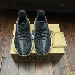 Men’s Adidas Yeezy Boost 350 V2 Carbon Size 11 Shoes